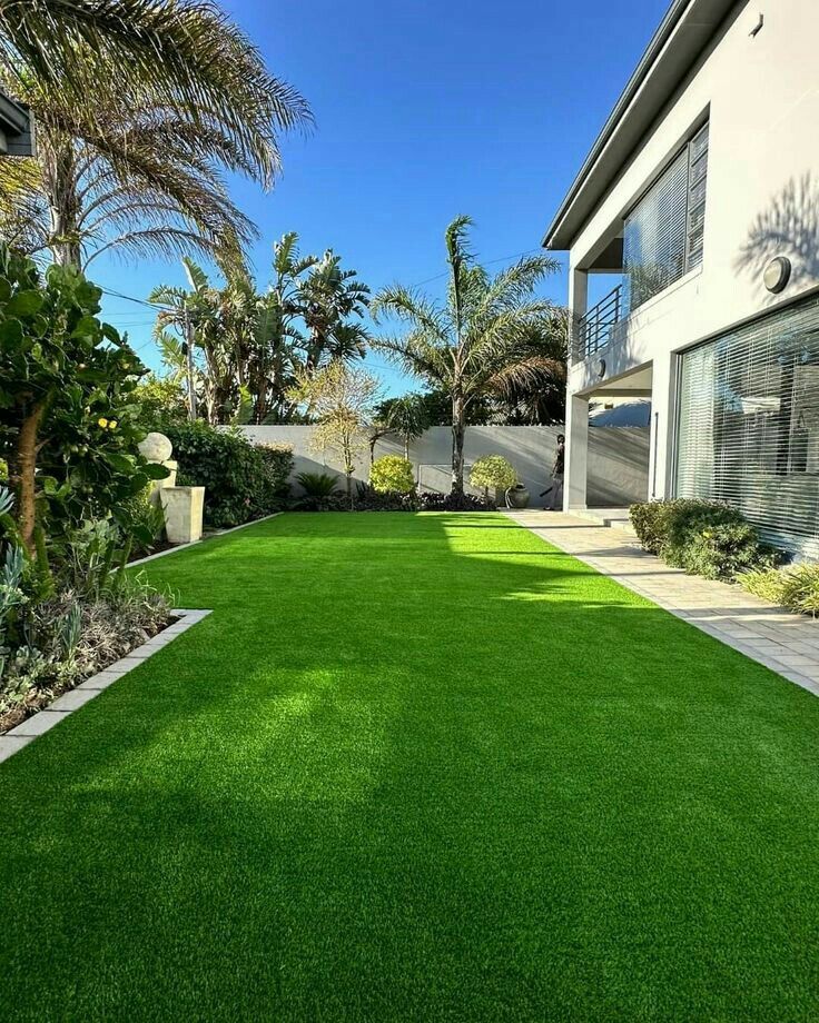 Jardín premium con césped verde, parejo y natural