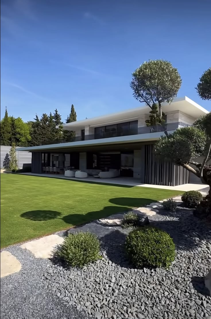 Villa moderna con césped y paisajismo